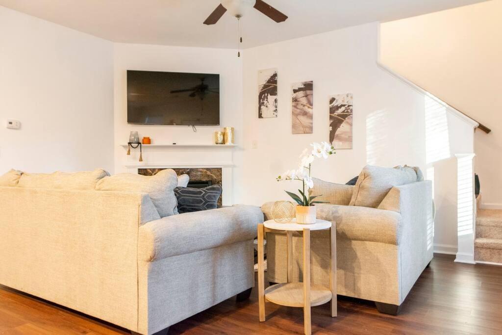Cozy Retreat 3 Bedroom 2.5 Bath W/ Fireplace! Vakantiehuis