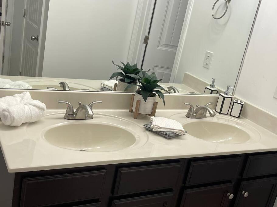 Cozy Retreat 3 Bedroom 2.5 Bath W/ Fireplace! * Atlanta
