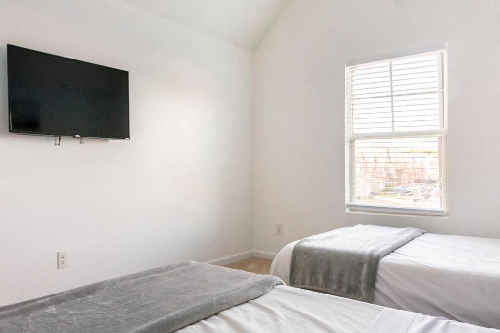 Vakantiehuis Cozy Retreat 3 Bedroom 2.5 Bath W/ Fireplace!