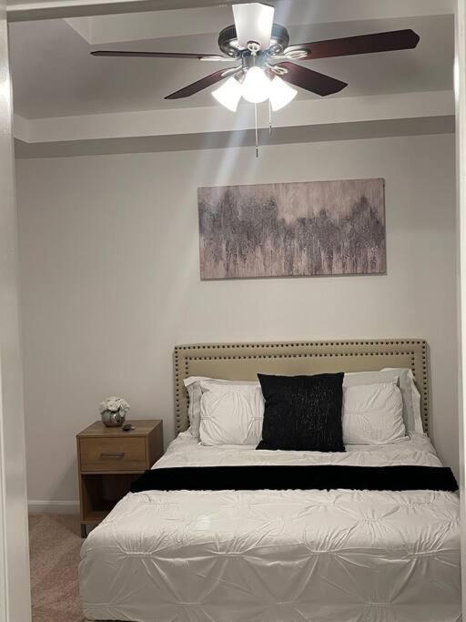 Cozy Retreat 3 Bedroom 2.5 Bath W/ Fireplace! Atlanta