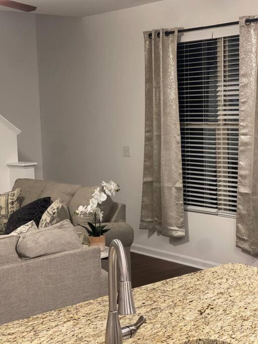 Cozy Retreat 3 Bedroom 2.5 Bath W/ Fireplace! Atlanta