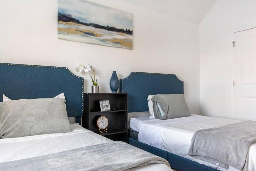 Vakantiehuis Cozy Retreat 3 Bedroom 2.5 Bath W/ Fireplace! *