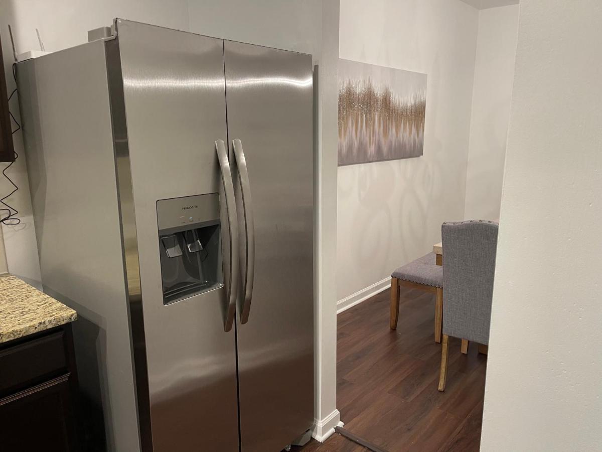 Vakantiehuis Cozy Retreat 3 Bedroom 2.5 Bath W/ Fireplace!