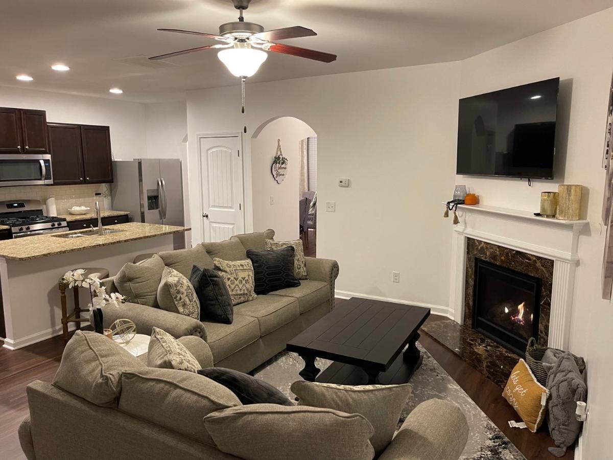 Cozy Retreat 3 Bedroom 2.5 Bath W/ Fireplace! Vakantiehuis