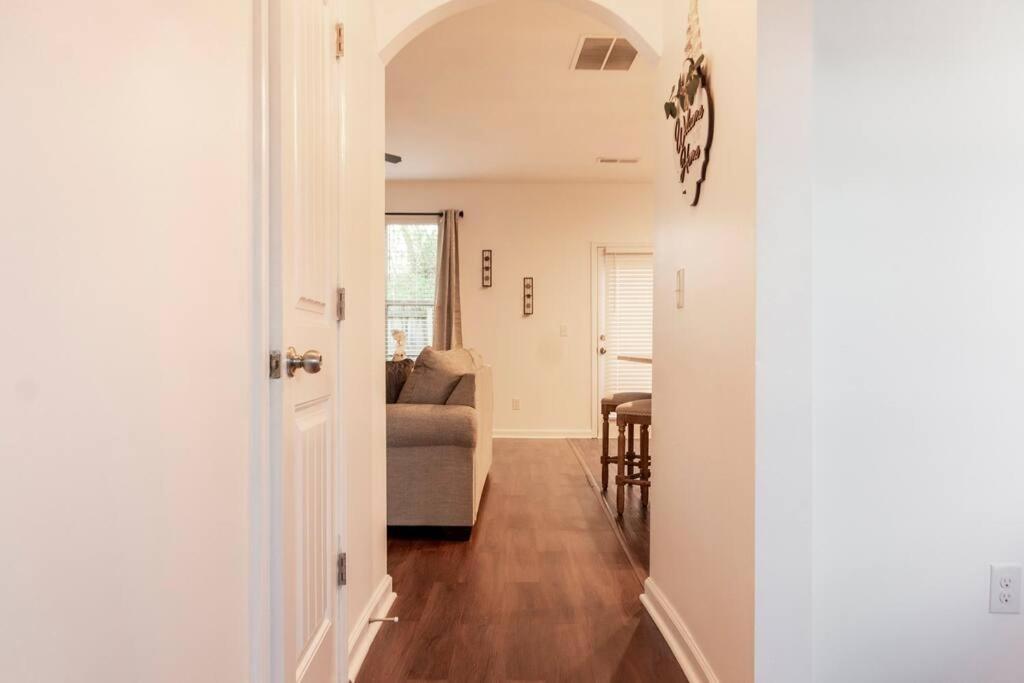 Cozy Retreat 3 Bedroom 2.5 Bath W/ Fireplace! * Atlanta