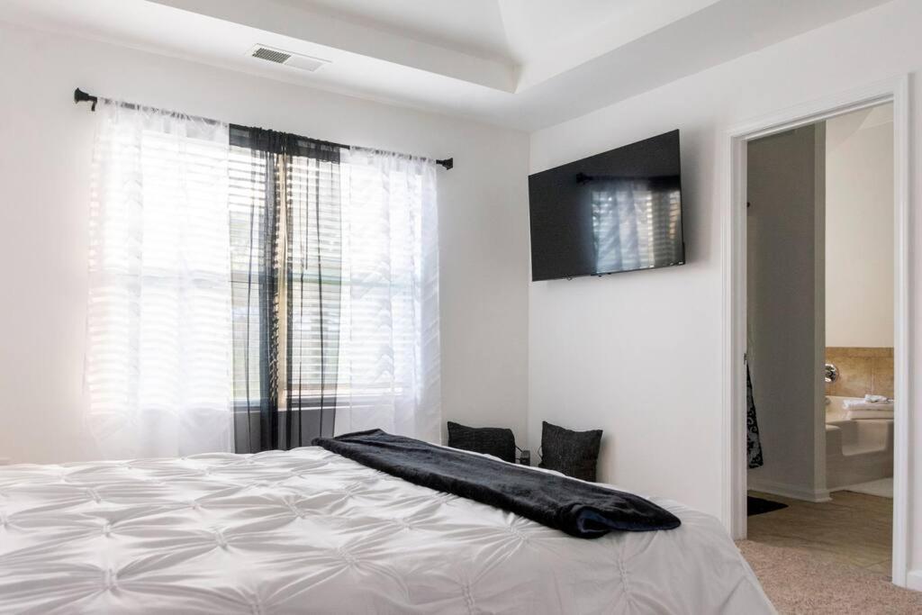 Cozy Retreat 3 Bedroom 2.5 Bath W/ Fireplace! Vakantiehuis *