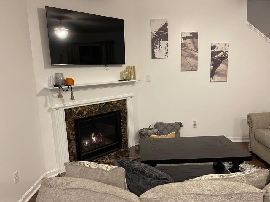 Cozy Retreat 3 Bedroom 2.5 Bath W/ Fireplace! Vakantiehuis