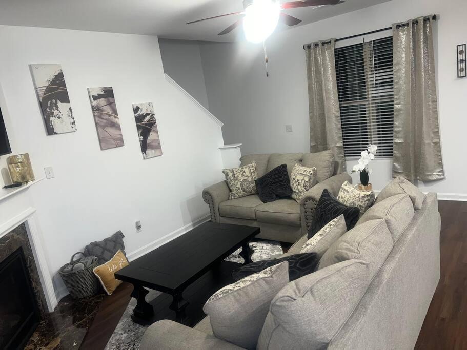 Vakantiehuis Cozy Retreat 3 Bedroom 2.5 Bath W/ Fireplace!
