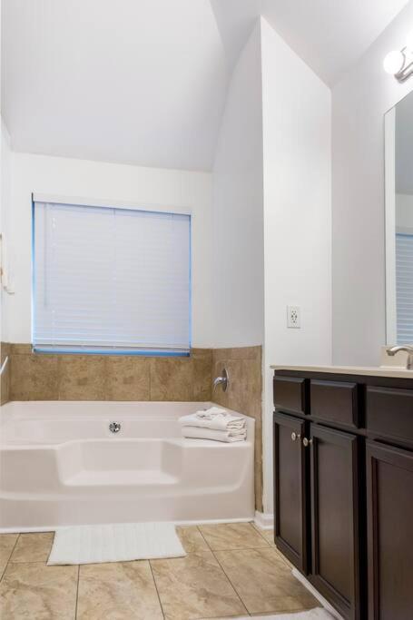 Cozy Retreat 3 Bedroom 2.5 Bath W/ Fireplace! * Atlanta